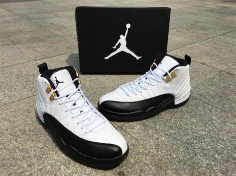 TÊNIS SNEAKER AIR JORDAN 12 PRETO BRANCO DOURADO MARCA AIR JORDAN